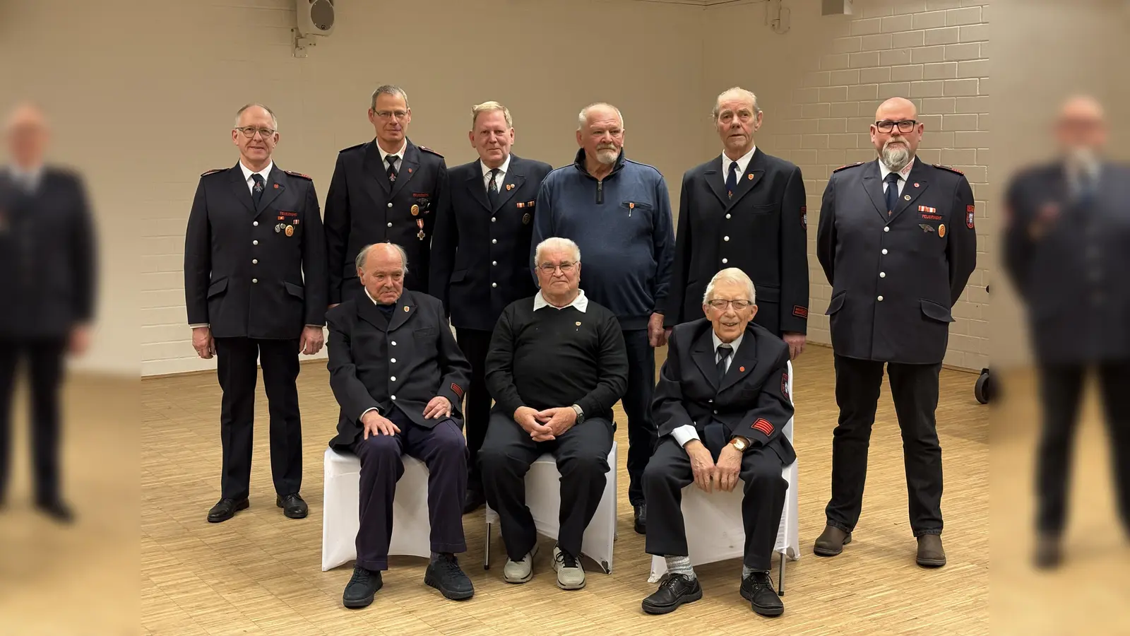 Die neuen Träger der Sonderauszeichnung des Verbands der Feuerwehren in NRW e. V.: (Vorne v. l. n. r.) Rudolf Berg, Günter Konzek, Franz Lavarino, (hinten v. l. n. r.) Stefan Dewenter, Matthias Berg, Ludwig Kuhn, Manfred Schade, Hans-Lorenz Vössing und Marc Schrick. Auf dem Foto fehlen Arnold Dunschen und Josef Vössing. (Foto: FFW Beverungen)