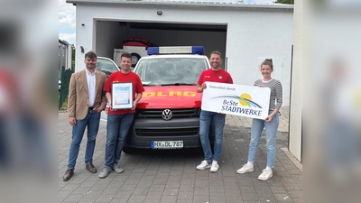 Markus Engert (Beste Stadtwerke), Michael Anke (2. Vorsitzender, DLRG Ortsgruppe Brakel e.V.), Christoph<br>Bartella (1. Vorsitzender, DLRG Ortsgruppe Brakel e.V.), Julia Jordan (BeSte Stadtwerke). (Foto: privat)