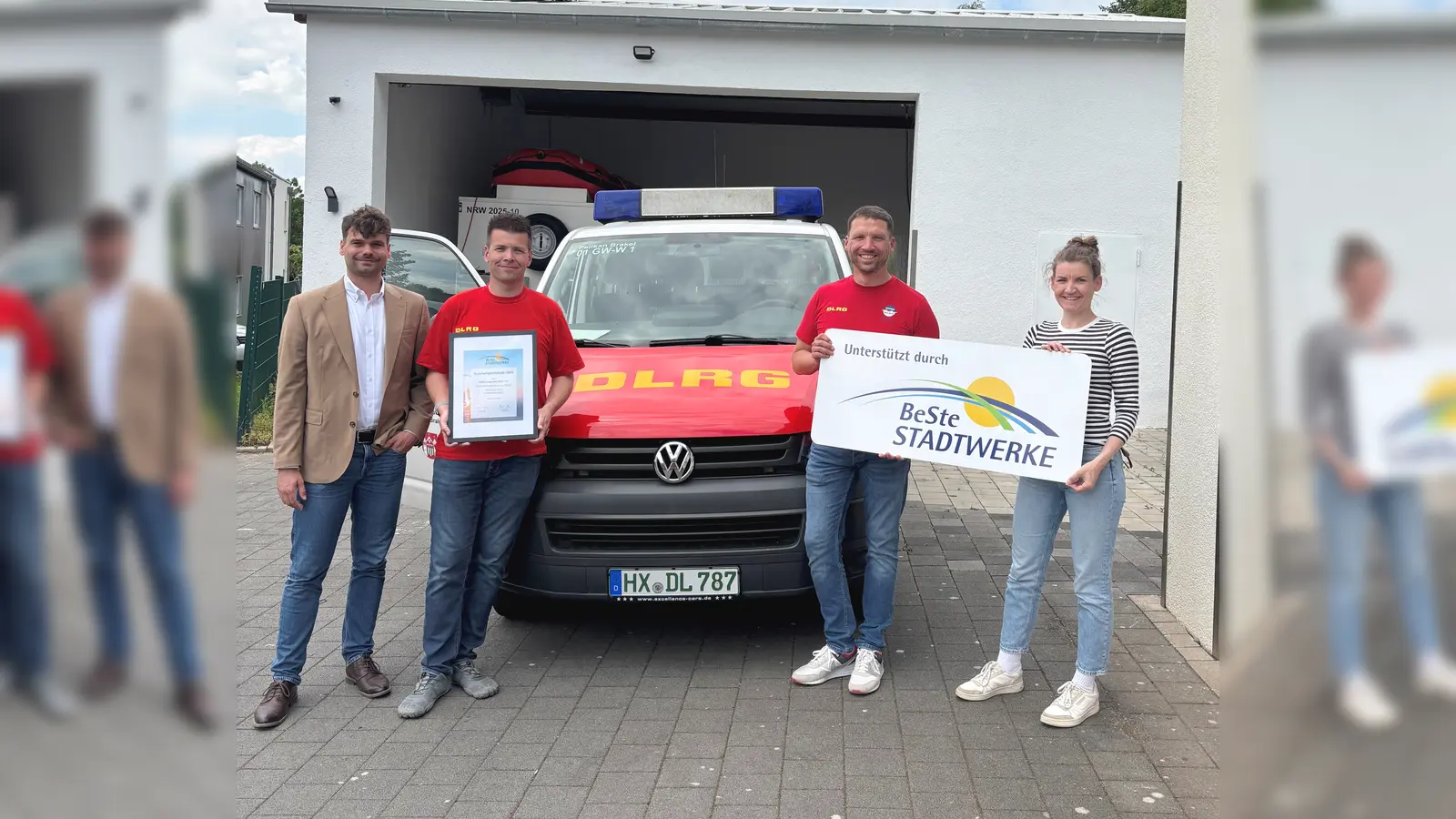Markus Engert (Beste Stadtwerke), Michael Anke (2. Vorsitzender, DLRG Ortsgruppe Brakel e.V.), Christoph<br>Bartella (1. Vorsitzender, DLRG Ortsgruppe Brakel e.V.), Julia Jordan (BeSte Stadtwerke). (Foto: privat)