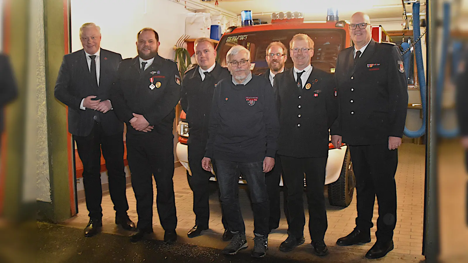 V.l.: Bürgermeister Daniel Hartmann, Steffen König, Fabian Kroos, Josef Schmitz, Löschgruppenführer Andreas Mühlen, Andreas Rode, Leiter der Feuerwehr Jürgen Schmits. (Foto: privat)