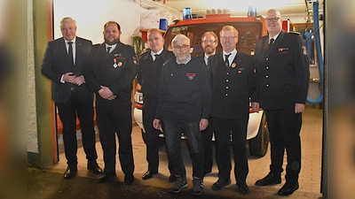 V.l.: Bürgermeister Daniel Hartmann, Steffen König, Fabian Kroos, Josef Schmitz, Löschgruppenführer Andreas Mühlen, Andreas Rode, Leiter der Feuerwehr Jürgen Schmits. (Foto: privat)