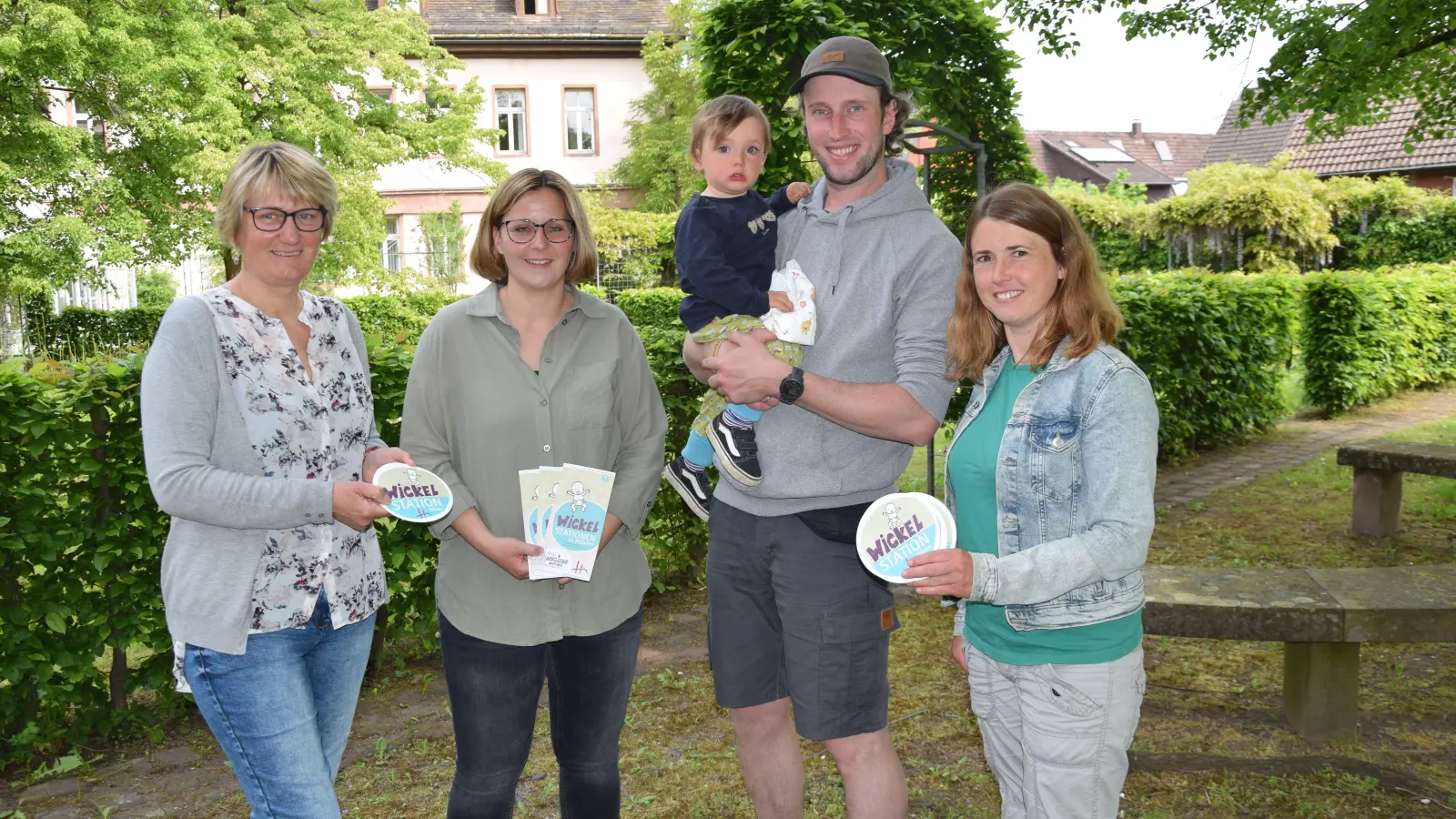 Vorstellung der Wickelstandorte in Höxter: (v.l.) Claudia Pelz-Weskamp (Gleichstellungsbeauftragte), Greta Ingebrand (Stadt Höxter), Jonathan, Peter Kamischke-Funk, Lydia Funk. (Foto: Stadt Höxter)