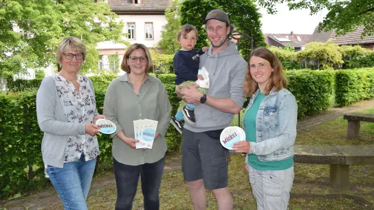 Vorstellung der Wickelstandorte in Höxter: (v.l.) Claudia Pelz-Weskamp (Gleichstellungsbeauftragte), Greta Ingebrand (Stadt Höxter), Jonathan, Peter Kamischke-Funk, Lydia Funk. (Foto: Stadt Höxter)