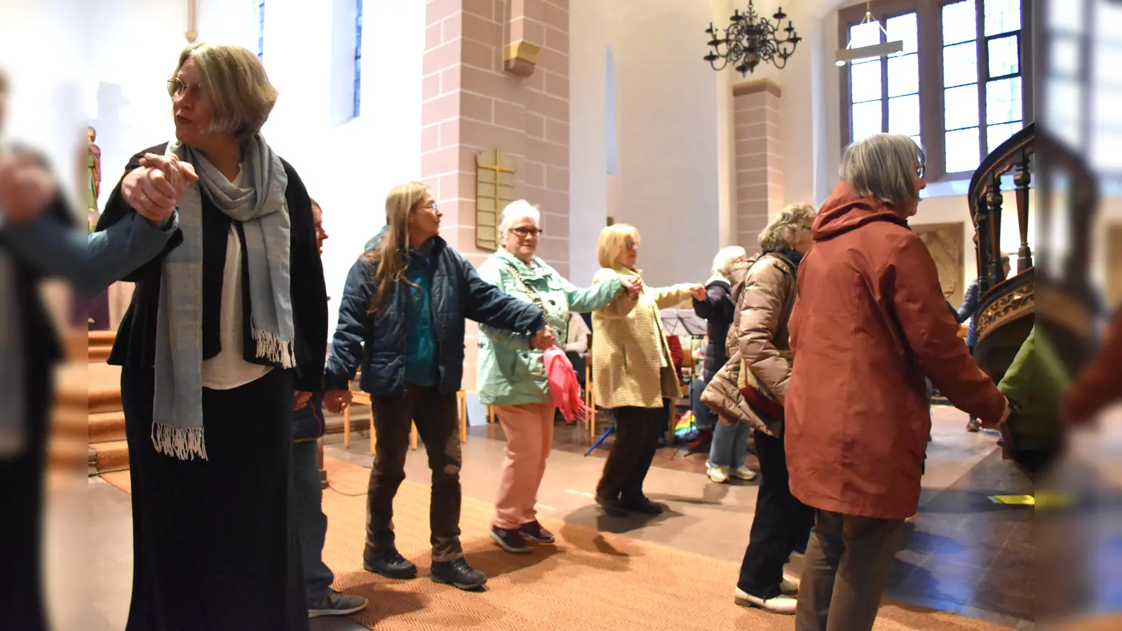 Die Frauen tanzten in der Kirche.  (Foto: Barbara Siebrecht)