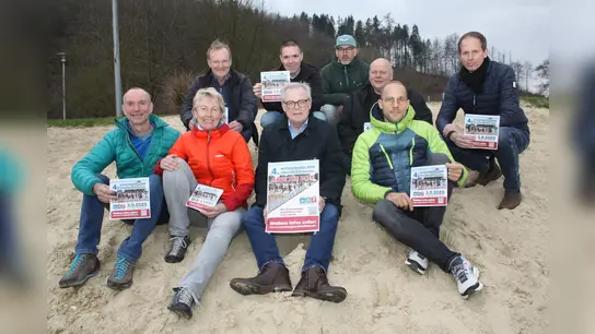 Die Vorfreude auf den vierten Weserbergland-Triathlon ist groß bei (v.u.l.): Lars Koch, Gabi Menke (beide SSV Wehrden), Kreisdirektor Klaus Schumacher, Benjamin Krog (SSV Wehrden), sowie (hinten v.l.) Johannes Leßmann (Kreis Höxter), Roland Vornholt (Kreis Höxter), Stephan Berg (Stadt Höxter), Thorsten Schiller (Geschäftsführer Kreissportbund) und Christian Schrader (Kreis Höxter). (Foto: Kreis Höxter)