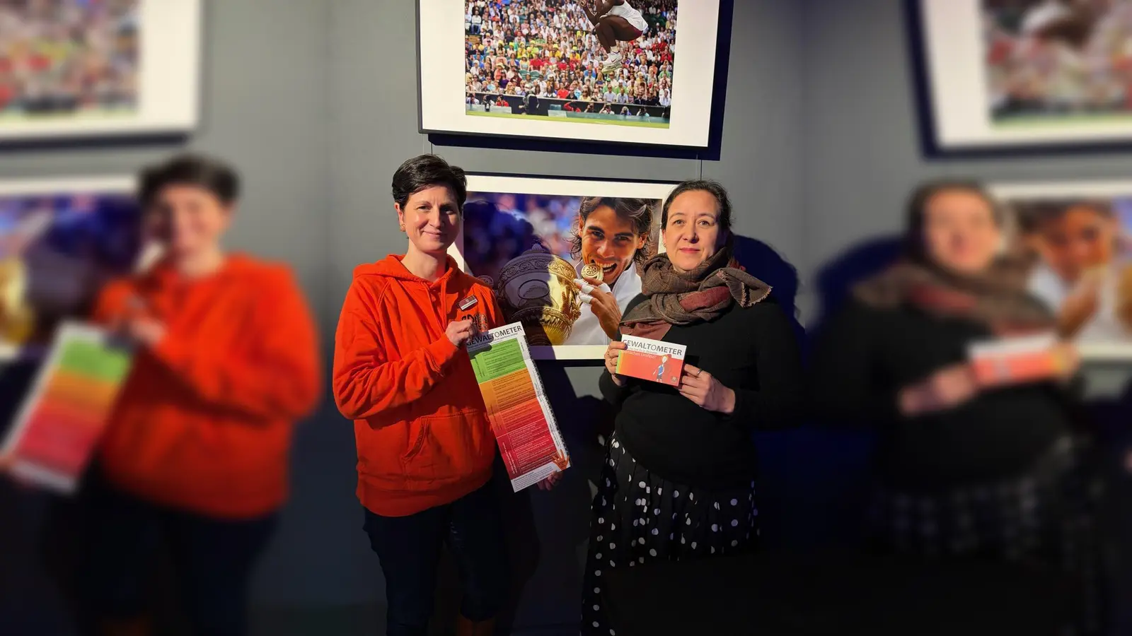Cécile Droste zu Vischering und Daniela Drescher haben den Gewaltometer aus dem Französischen ins Deutsche übersetzt und präsentierten ihn bei einer Veranstaltung im Forum Anja Niedringhaus. (Foto: ZC Höxter)