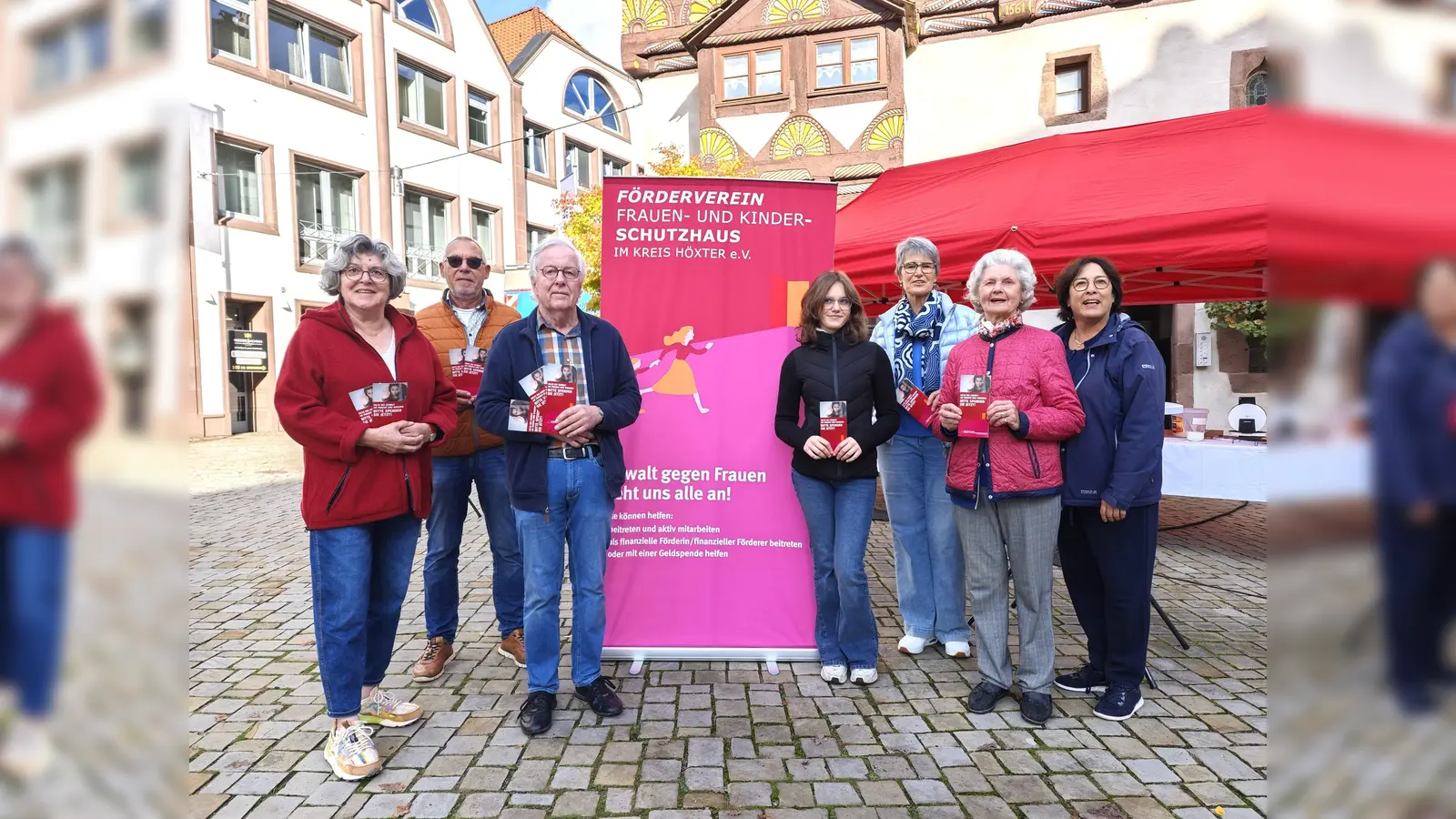 Freuen sich über zahlreiche Spenden und gute Gespräche am Informations- und Waffelstand vor der Dechanei in Höxter (von links): Marion Kunisch, Martin Irgang, Dr. Josef Molitor (stellvertretender Vorsitzender), Rike Kunisch, Hedwig Mellwig (Vorsitzende), Ingrid Gräfin Droste zu Vischering (Ehrenvorsitzende) und Silja Polzin.  (Foto: Förderverein)