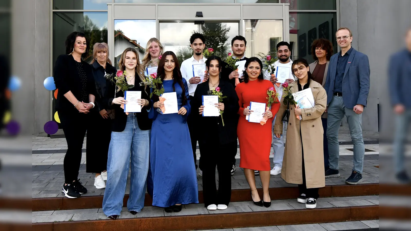 Die erfolgreichen Absolventinnen und Absolventen und Prüfungsausschussmitglieder: <br>1. Reihe von links: Vanessa Wachtel, Liya-Jolie- Yagci, Najila Asadi, Agnesa Zeka und Quasim Awsman Maisah<br>2. Reihe von links: Nadine Richter (Prüfungsvorsitzende), Annette Mertins (Gesellenbeisitzerin), Clara Helmes, Efe Tekin, Ahmad Almoustafa Daboul, MHD Norr Almedani, Anke Krumme (Oberstudienrätin) und Carsten Lödige (Obermeister) (Foto: Kreishandwerkerschaft Höxter-Warburg)