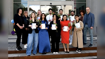 Die erfolgreichen Absolventinnen und Absolventen und Prüfungsausschussmitglieder: <br>1. Reihe von links: Vanessa Wachtel, Liya-Jolie- Yagci, Najila Asadi, Agnesa Zeka und Quasim Awsman Maisah<br>2. Reihe von links: Nadine Richter (Prüfungsvorsitzende), Annette Mertins (Gesellenbeisitzerin), Clara Helmes, Efe Tekin, Ahmad Almoustafa Daboul, MHD Norr Almedani, Anke Krumme (Oberstudienrätin) und Carsten Lödige (Obermeister) (Foto: Kreishandwerkerschaft Höxter-Warburg)