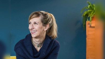 Die 6. Preisträgerin des „Nieheimer Schuhu. Peter Hille-Literaturpreis” ist die bundesweit bekannte Kabarettistin und Autorin Sarah Hakenberg. (Foto: privat)