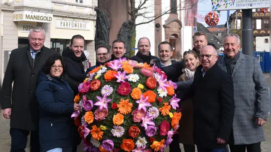 Sie ermöglichten die Blütenbälle (v. r.): Jürgen Knabe (Vorsitzender der Werbegemeinschaft), Martin Dirkes (Sparkasse Hx), Markus Finger (Bürgerstiftung), Anne Engel (Bäckerei Engel), Jörg Albers (Bürgerstiftung), Stefan Vogt (Volksbank Hx), Jens Härtel (Vorstand Sparkasse Hx), Christoph Missing (Bürgerstiftung) und Jens Klingemann (stellv. Vorsitzender Werbegemeinschaft) zusammen mit Baudezernentin Claudia Koch und Bürgermeister Daniel Hartmann.  (Foto: Barbara Siebrecht)