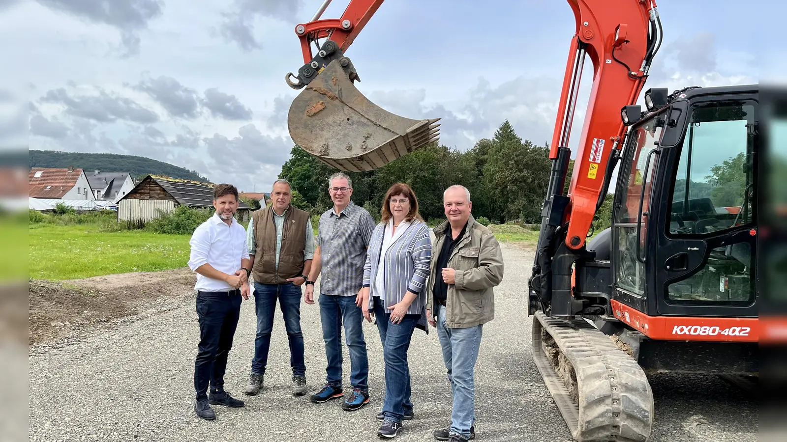Präsentation des neuen Baugebiets: (v.l.) Gemeindedirektor Tino Wenkel, Christian Menke, Stephan Pirone, Martha Kuckuck, Bürgermeister Werner Tyrasa. (Foto: Samtgemeinde Boffzen)
