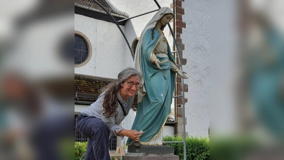 Die Kunstmalerin Ariane Zuber arbeitet an der Marienfigur. (Foto: Barbara Siebrecht)