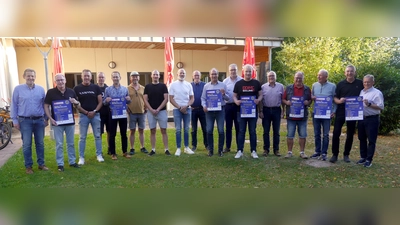 In der Stiebel-Eltron-Halle hat sich das Organisationsteam zu einer ersten Besprechung mit den Guides getroffen, die am 4. Oktober die verschiedenen Strecken begleiten werden. Lions-Präsident Burkhard Lein und Activity-Beauftragter Jörg Rolf (von rechts) haben schon einmal ihren Dank für die großartige Unterstützung ausgesprochen. (Foto: Schwannecke / Kreissportbund Holzminden)