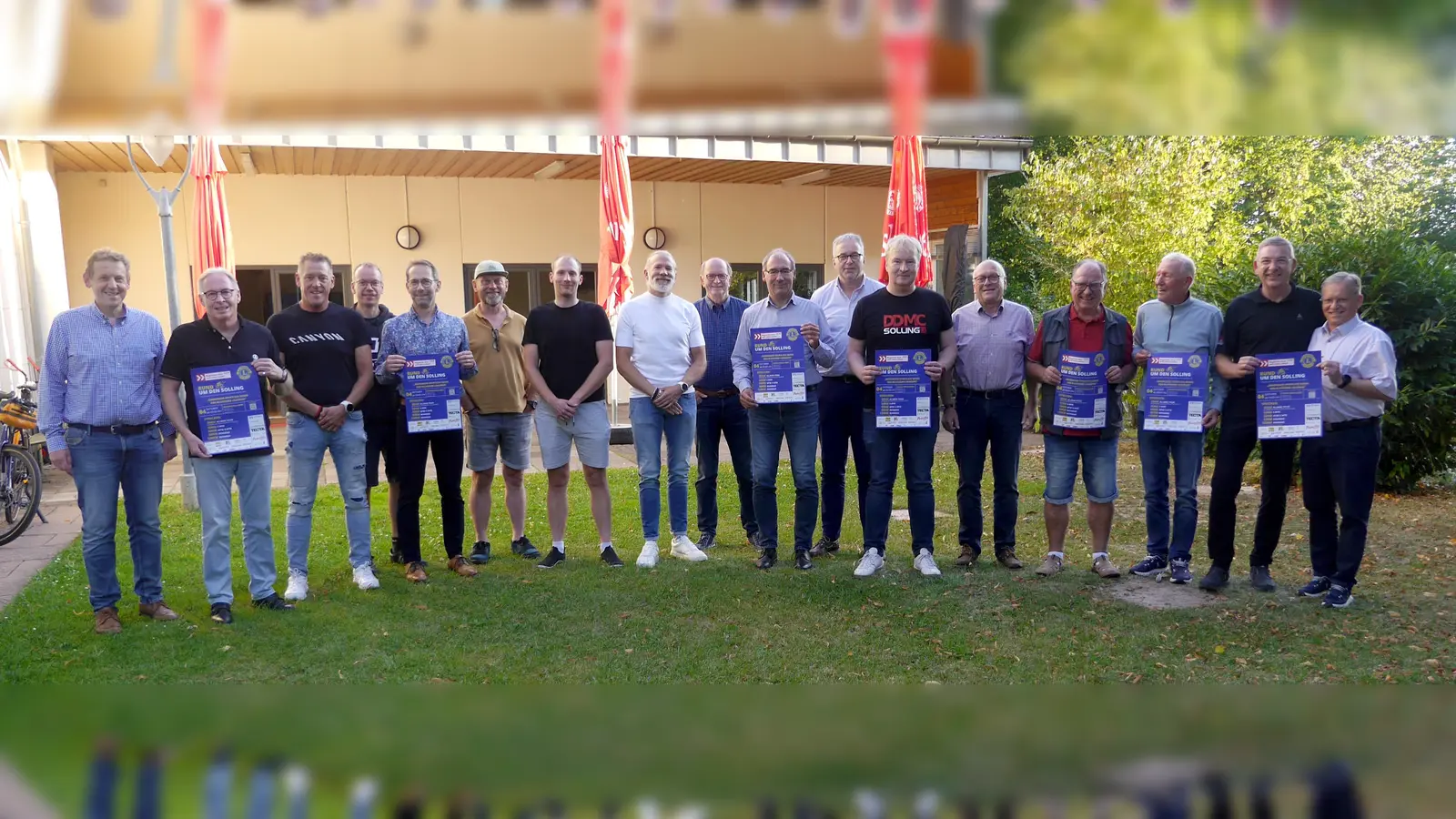 In der Stiebel-Eltron-Halle hat sich das Organisationsteam zu einer ersten Besprechung mit den Guides getroffen, die am 4. Oktober die verschiedenen Strecken begleiten werden. Lions-Präsident Burkhard Lein und Activity-Beauftragter Jörg Rolf (von rechts) haben schon einmal ihren Dank für die großartige Unterstützung ausgesprochen. (Foto: Schwannecke / Kreissportbund Holzminden)