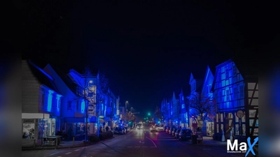 Blau leuchten die Häuserzeilen beim „Blue Friday”.  (Foto: Beverungen Marketing)