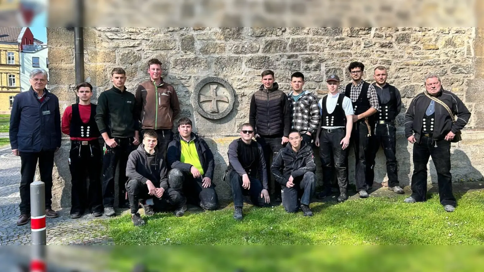 Zimmerlehrlinge aus dem zweiten Ausbildungsjahr besichtigen gemeinsam mit Ausbildungsmeister Frank Temme und Brakels Stadtheimatpfleger Alfons Jochmaring die St. Michaelskirche. (Foto: privat)