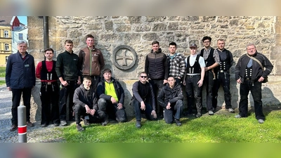 Zimmerlehrlinge aus dem zweiten Ausbildungsjahr besichtigen gemeinsam mit Ausbildungsmeister Frank Temme und Brakels Stadtheimatpfleger Alfons Jochmaring die St. Michaelskirche. (Foto: privat)