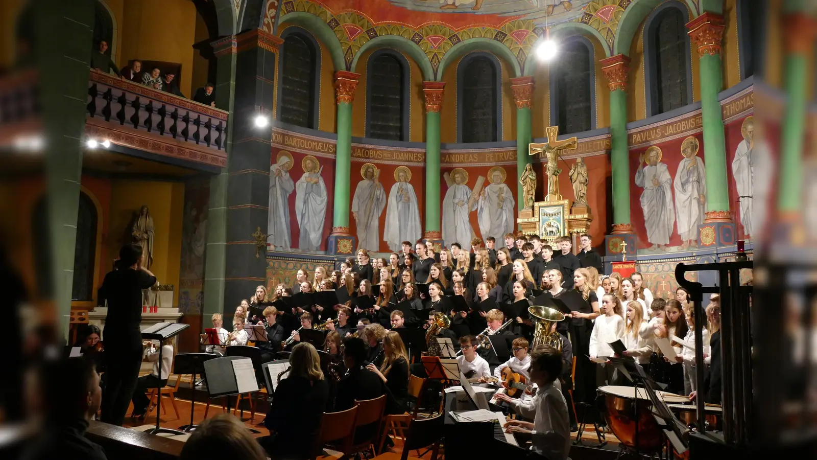 Den feierlichen Abschluss des Konzerts bildete das von allen Beteiligten gemeinsam präsentierte Weihnachtslied „O du fröhliche“. (Foto: privat)