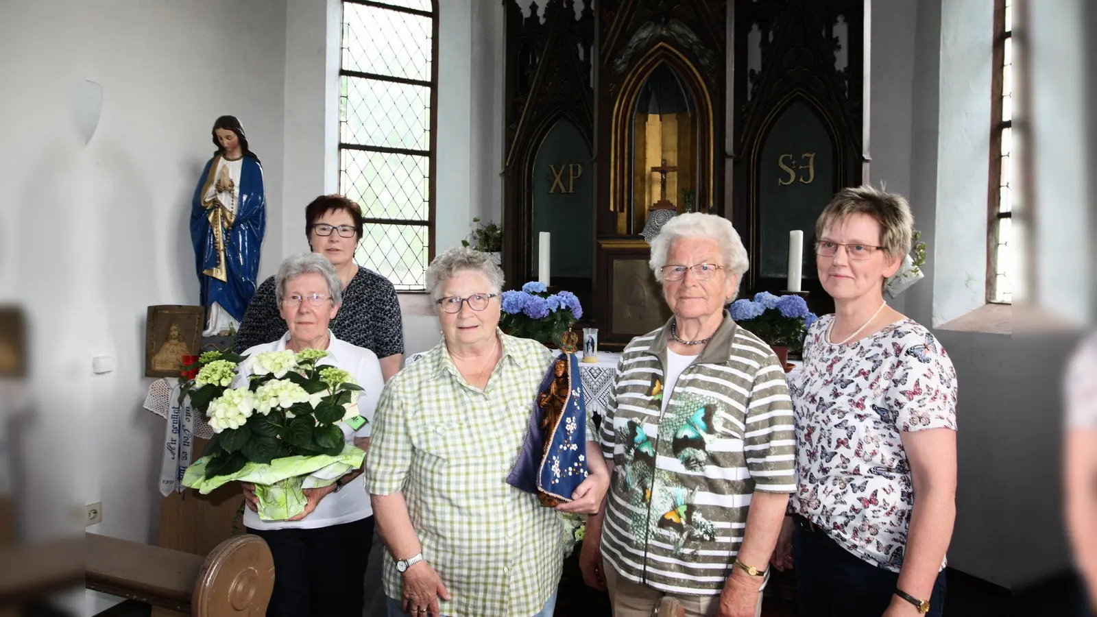 Die KFD Vinsebeck hat sich bei Hilde Riesel (Mitte) mit Blumen und einem kleinen Präsent bedankt. (v. l.) Magret Finke, Marlies Raue, Maria Postert und Mechthild Möhring. (Foto: Foto: privat)