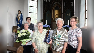 Die KFD Vinsebeck hat sich bei Hilde Riesel (Mitte) mit Blumen und einem kleinen Präsent bedankt. (v. l.) Magret Finke, Marlies Raue, Maria Postert und Mechthild Möhring. (Foto: Foto: privat)