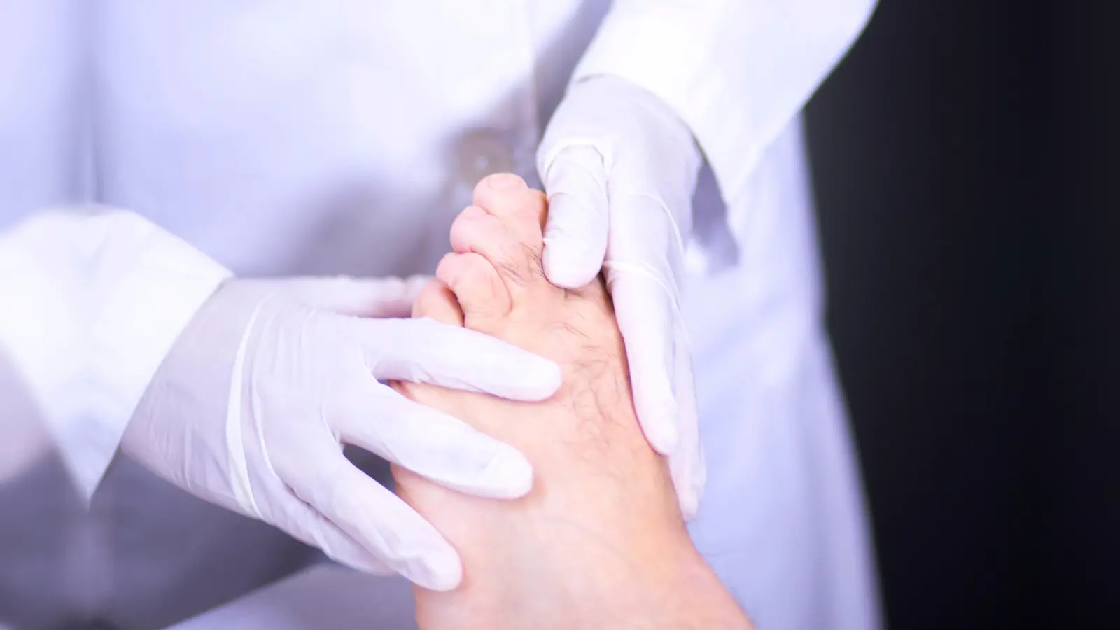 Im Kreis Höxter haben im vergangenen Jahr 753 AOK-Versicherte wegen Gicht ärztliche Hilfe in Anspruch genommen. Männer (507) sind deutlich häufiger betroffen als Frauen (246). (Foto: AOK/colourbox/hfr.)