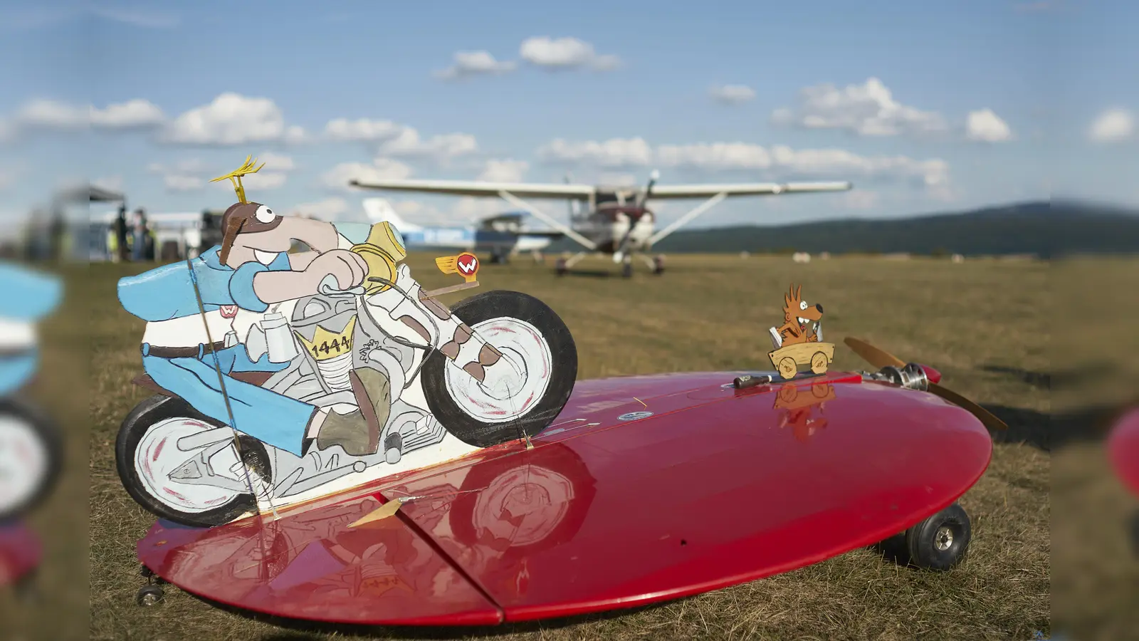 Vorführungen mit kuriosen Flugmodellen (vorn) und große echte Flugzeuge für Rundflüge über die Region gehören zu den Attraktionen des Flugplatzfestes auf dem Hölleberg bei Langenthal. (Foto: Stefan Bönning)