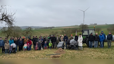 15 Obstbäume für die Neugeborenen der Jahre 2022 wurden auf Initiative der Kultur Gemeinschaft Fürstenau und mit Unterstützung der BeSte Stadtwerke in Fürstenau gepflanzt. (Foto: Kultur Gemeinschaft Fürstenau / privat)