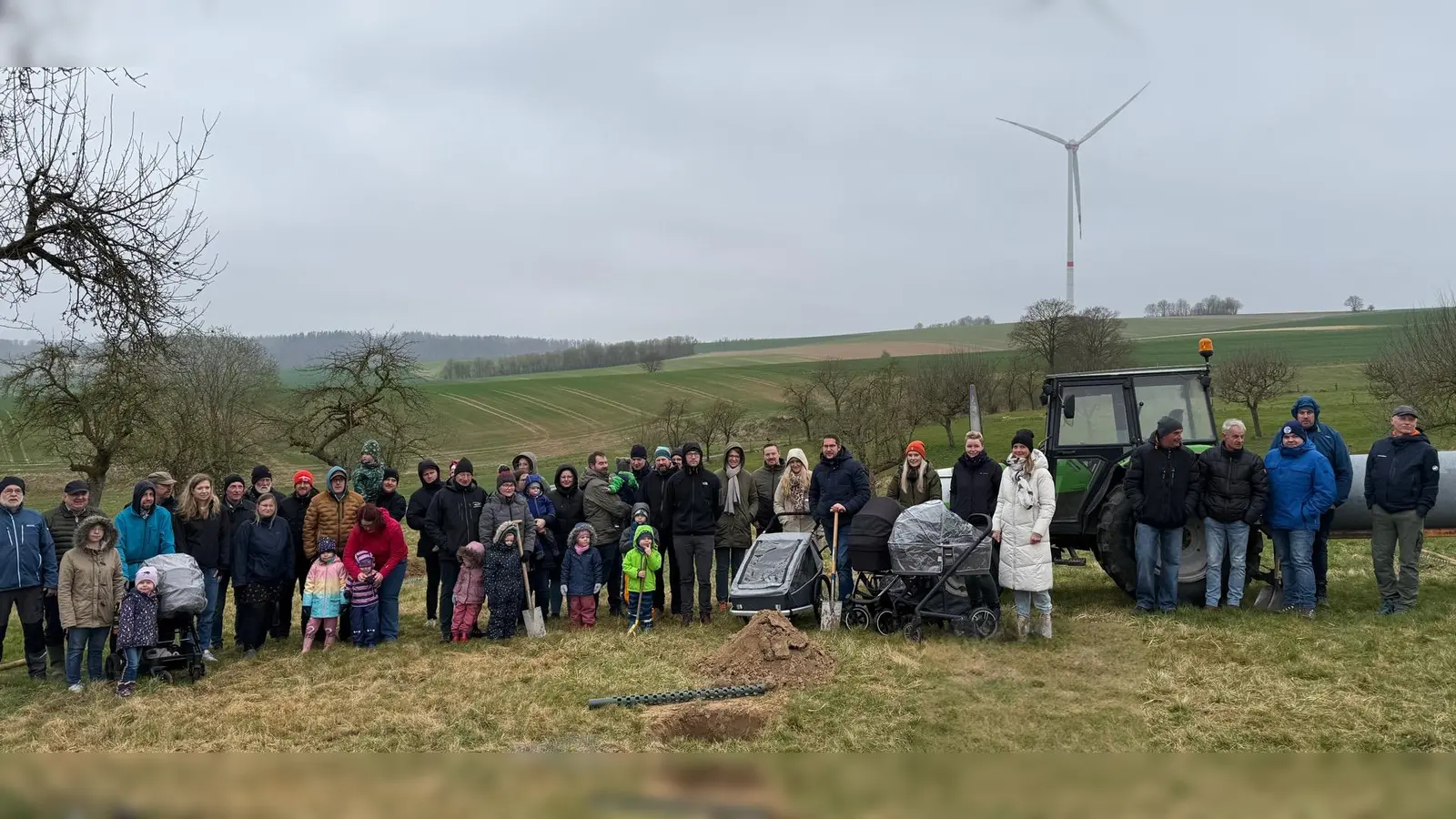 15 Obstbäume für die Neugeborenen der Jahre 2022 wurden auf Initiative der Kultur Gemeinschaft Fürstenau und mit Unterstützung der BeSte Stadtwerke in Fürstenau gepflanzt. (Foto: Kultur Gemeinschaft Fürstenau / privat)