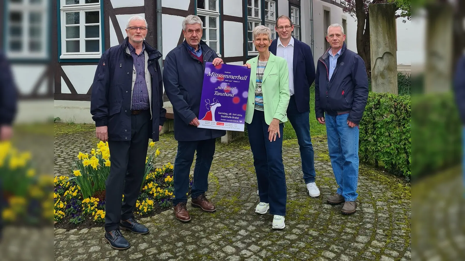 V.l.: Dieter Rauchmann (Stellvertret. Abteilungsleiter Tanzen), Hermann Temme (Bürgermeister Stadt Brakel), Birgit Rauchmann (Leiterin der Tanzabteilung), Karsten Oeynhausen (1.Vors., DJK Brakel) und Martin Ellermann (Tanzsporttrainer). (Foto: DJK Brakel)