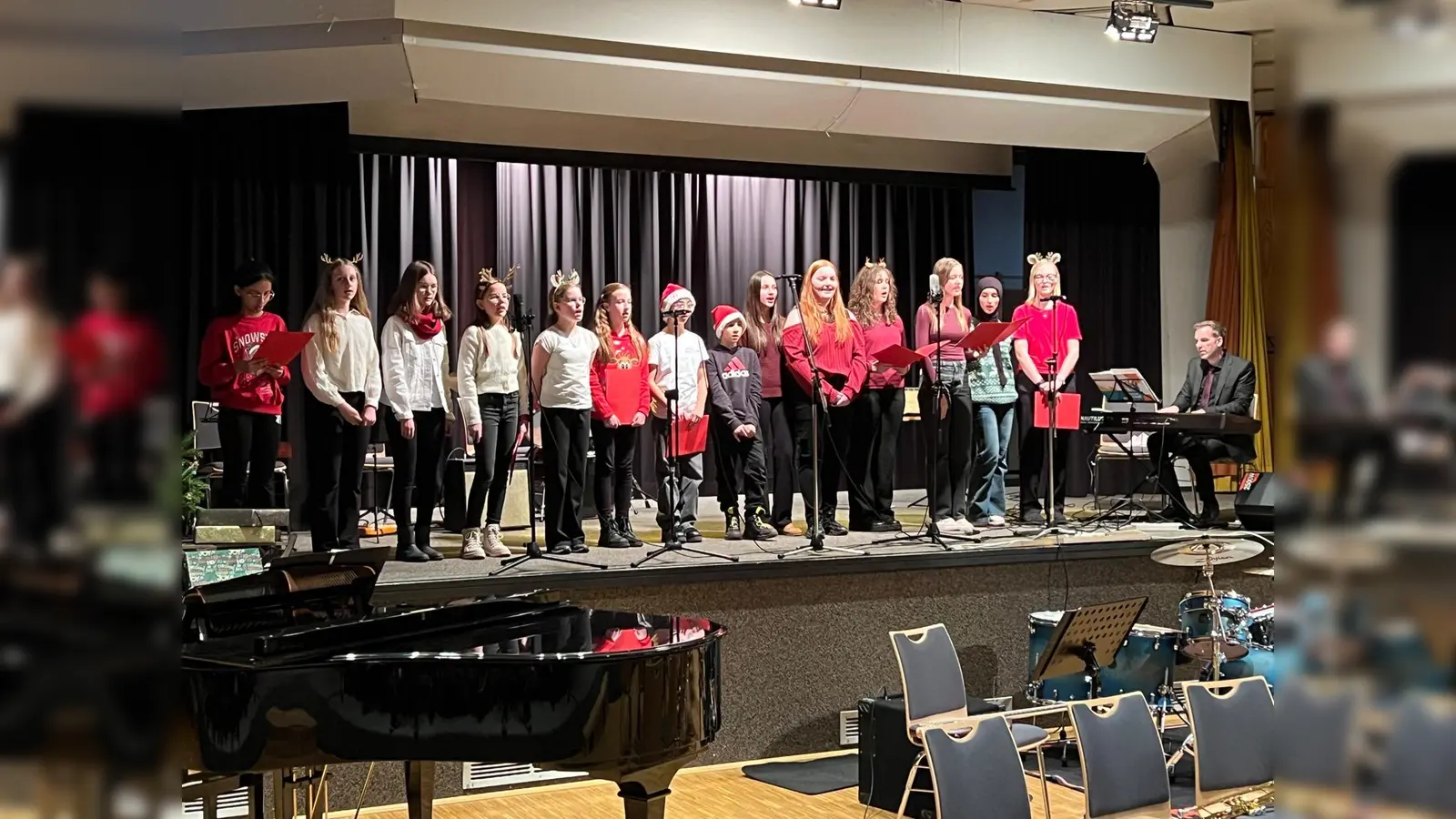 Schülerinnen und Schüler des Gymnasiums gestalteten das Weihnachtskonzert. (Foto: Gymnasium Beverungen)