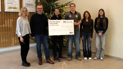 V.l.: Lehrerin Ilka Meyer-Postert, stellvertretender Schulleiter Michael Auffenberg, Gabriele Elbracht-Hülseweh für den Verein Tischlein-Deck-Dich, Brakel e.V. sowie die Schülerinnen und Schüler Jonas Garb, Melina Yalcin und Leonita Pacolli.&nbsp; (Foto: Gesamtschule Brakel)