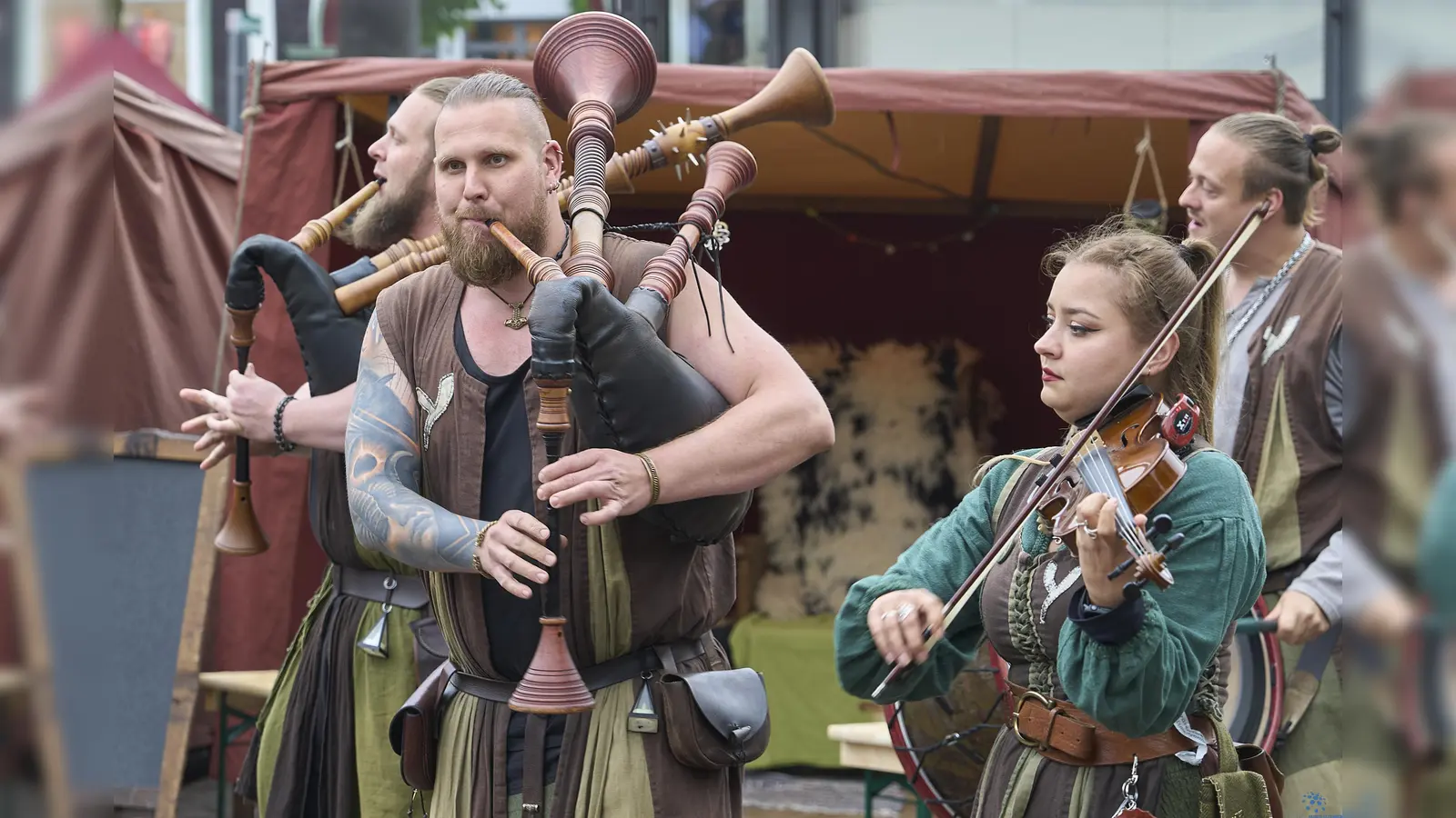 Unvermeydbar – die bekannte Mittelalterband sorgte mit Gesang und den Klängen von Sackpfeife, Geige und Trommel für den mittelalterlichen Sound. (Foto: Stefan Bönning)