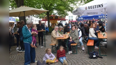 Das Blütenfest war gut besucht und der Kellerplatz der gemütliche Mittelpunkt. (Foto: Barbara Siebrecht)