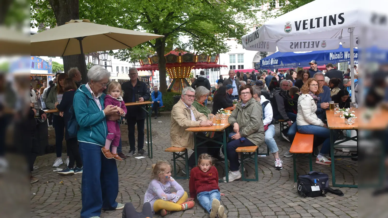 Das Blütenfest war gut besucht und der Kellerplatz der gemütliche Mittelpunkt. (Foto: Barbara Siebrecht)