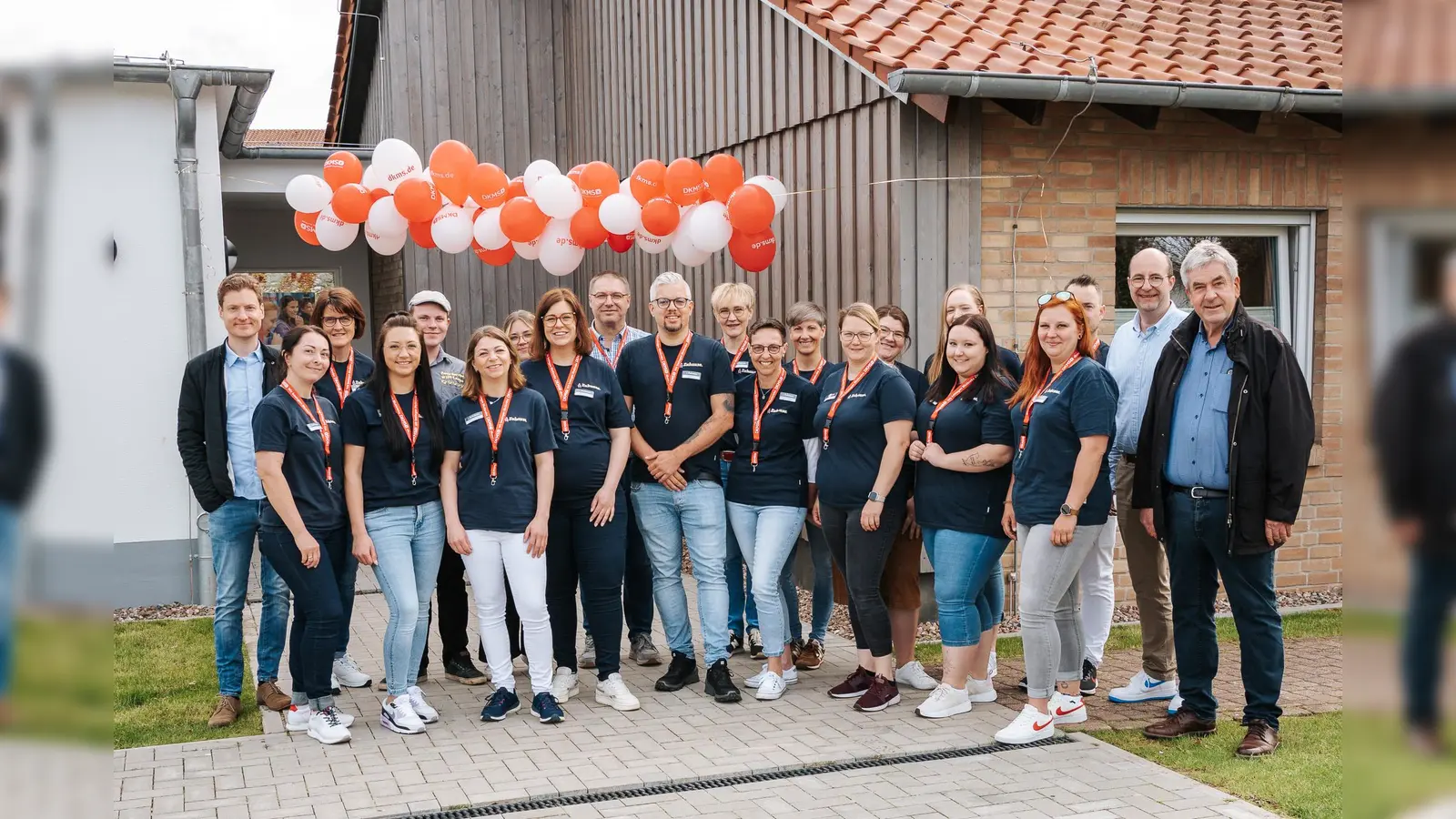 Pflegedienst Team mit Lebenshilfe-Geschäftsführer Jerome Major (1. v.l.) und Bürgermeister Hermann Temme (1. v.r.): Pflegedienst-Leitungen Stephanie Wehner-Drewes (8. v.l.) und Mario Till (10. v.l.), Lebenshilfe Prokurist Bernd Müller (2. v.r.). (Foto: privat)