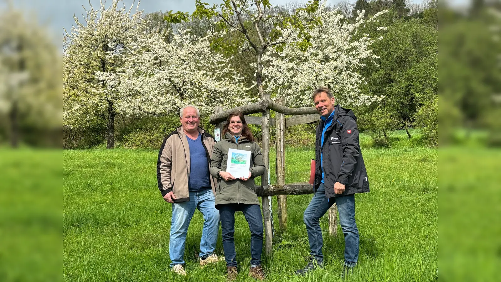 Vera Kühlmann, Manfred Böker und Michael Buschmann präsentieren im Sortengarten Golmbach das aktuelle Gutachten zu den regional eigenständigen Sorten (Foto: Peter Drews/Landkreis Holzminden)