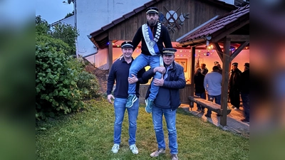 Der beste Schütze Marcel Nowak wird auf Schultern getragen. (Foto: privat)