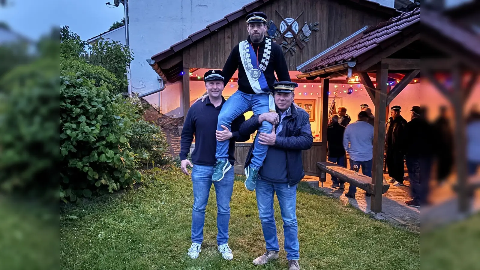 Der beste Schütze Marcel Nowak wird auf Schultern getragen. (Foto: privat)