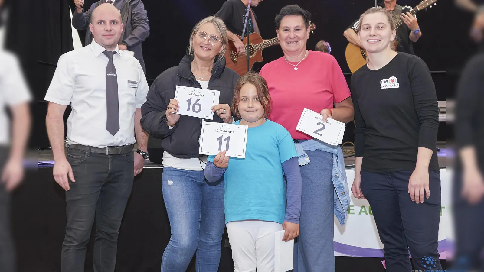 Maximilian Wiegand (li.) und Ann-Kristin Franke (re.) ermittelten die Gewinner der Geldpreise: Der 1. Preis ging dabei an die Klasse 4d der Würfelturmschule (Startnummer 11), den 2. Preis gewann die Gruppe der BDKS Wohnstätten (Startnummer 16) und der 3. Preis ging an die Integrative KiTa der Stadt Hofgeismar (Startnummer 2). (Foto: Stefan Bönning)