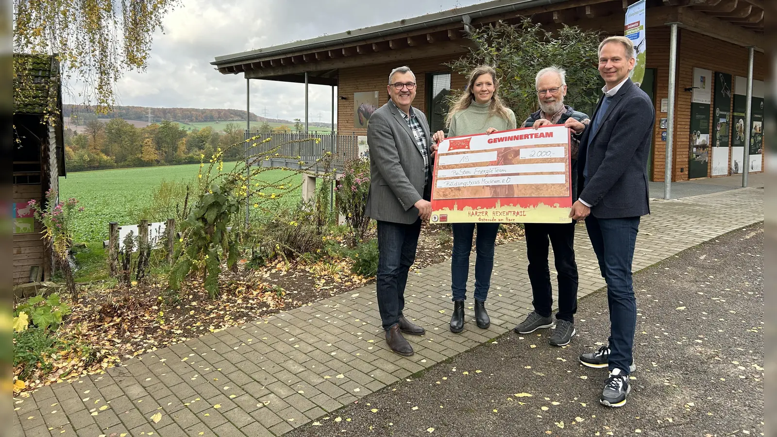 Spendenübergabe am Bildungshaus Modexen (v.l.): Antonius Tillmann (Bildungshaus Modexen), Julia Franzmann (BeSte Stadtwerke), Dr. Burkhard Beinlich (Bildungshaus Modexen) und Michael Starp (Geschäftsführer BeSte Stadtwerke). (Foto: privat)