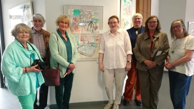 Mitglieder des Kunst- und Kulturvereins ARTD Driburg gratulieren. (Foto: Doris Dietrich)