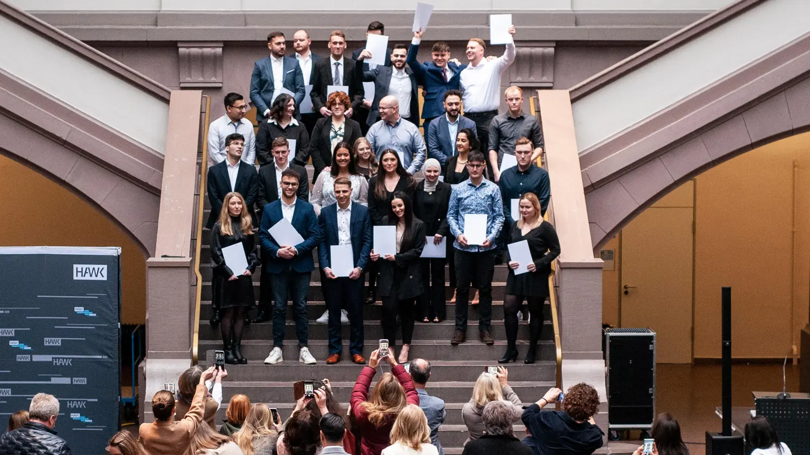 Die HAWK verabschiedet feierlich die Absolvierenden der Studienbereiche Management und Bauen am Standort Holzminden. (Foto: privat)