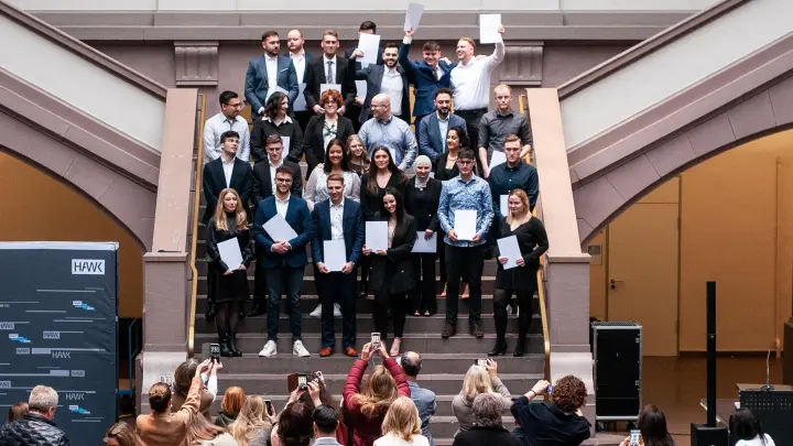 Die HAWK verabschiedet feierlich die Absolvierenden der Studienbereiche Management und Bauen am Standort Holzminden. (Foto: privat)