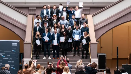 Die HAWK verabschiedet feierlich die Absolvierenden der Studienbereiche Management und Bauen am Standort Holzminden. (Foto: privat)