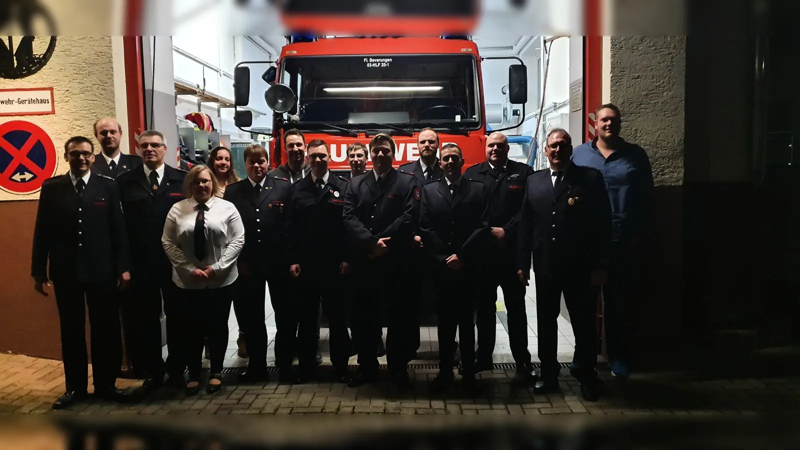 Gruppenbild: Stellv. Wehrführer Sebastian Ewen, Brandinspektor Kevin Feiler, stellv. Löschgruppenführer Klaus Dierkes, Feuerwehrfrau Katharina Suermann, Feuerwehrfrau Johanna Stromberg, Oberbrandmeister Thomas Pecher, Feuerwehrmann Pascal Knauf, Oberfeuerwehrmann Moritz Menke, Feuerwehrmann Tobias Maegery, Feuerwehrmann Niklas Pecher, Feuerwehrmann David Rose, Unterbrandmeister Christoph Deppe, Unterbrandmeister Marco Wiesmann, Löschgruppenführer Ingolf Menke, Feuerwehrmann Andre Stromberg. (Foto: Foto: Löschgruppe Dalhausen)