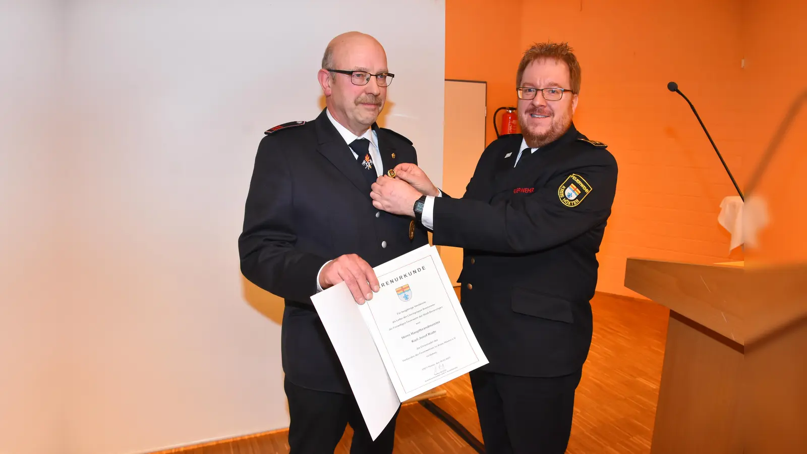 Kreisbrandmeister Stefan Nostitz (r.) steckte Karl-Josef Rode die Ehrennadel des Kreisverbandes der Feuewehren ans Revers. (Foto: Peter Vössing )