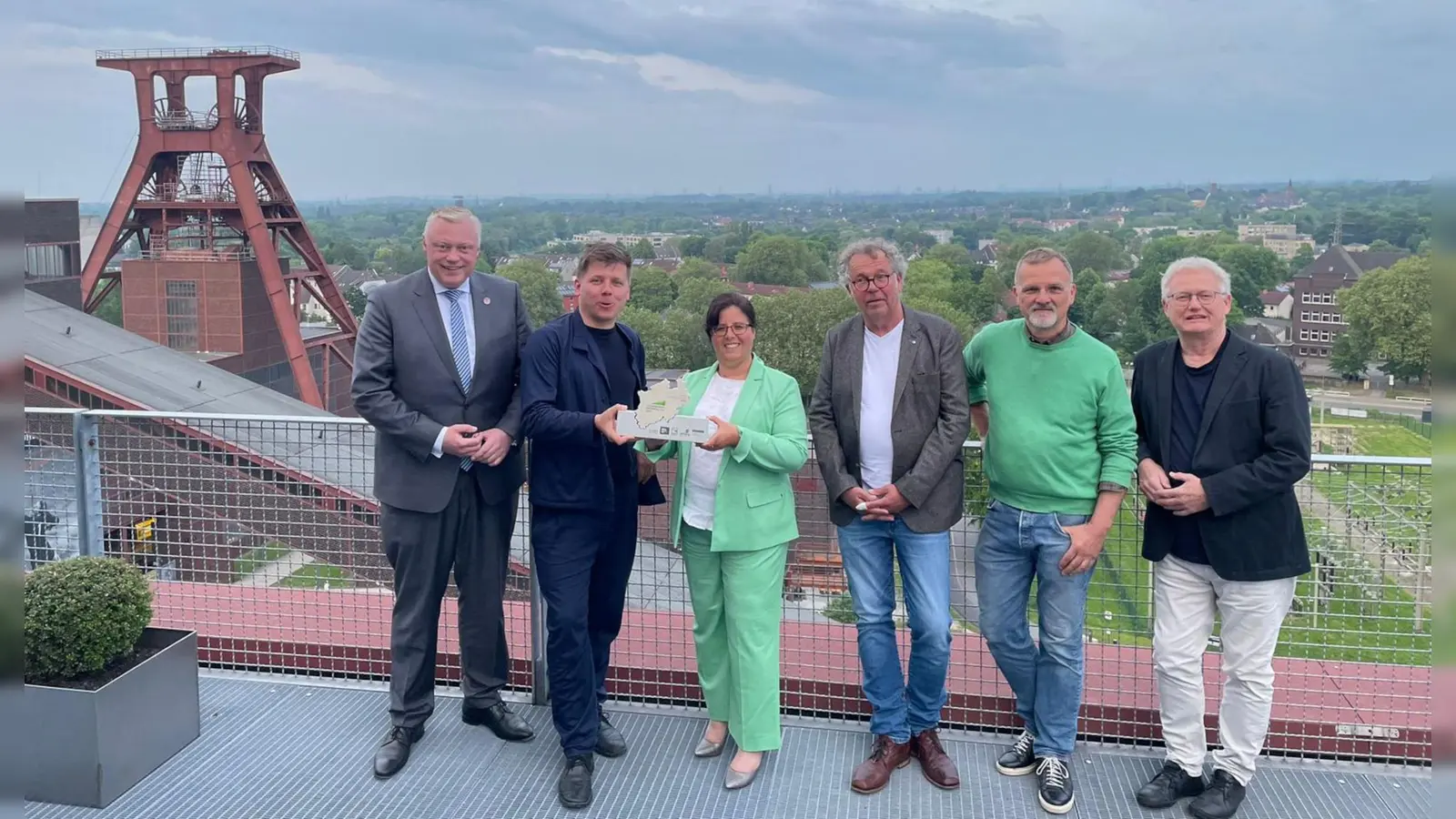 Freude über die Auszeichnung auf dem Dach der Zeche Zollverein: Daniel Hartmann (Bürgermeister), Franz Reschke (Planer), Claudia Koch (Geschäftsführung), Armin Conrady (Bauleitung), Christian Meyer (Pflanzplanung) und Klaus Werner Rose (Bauleitung). (Foto: bdla nw)