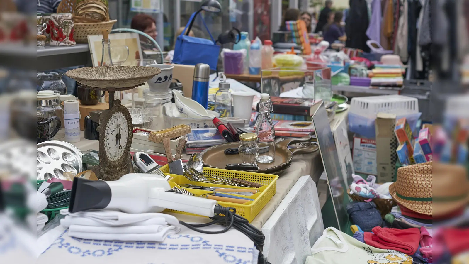 Von gebrauchter Kinderbekleidung bis zu Spielsachen und allerlei Kuriositäten werden am Sonntag die Flohmarktbesucher in Hofgeismar fündig. (Foto: Stefan Bönning)