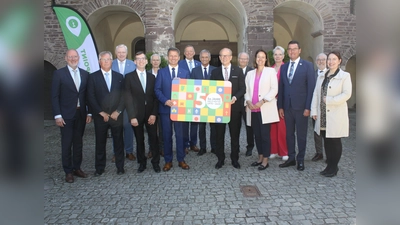 Landrat Michael Stickeln begrüßt zum Geburtstag die kommunale Familie mit Bürgermeistern und Vize-Bürgermeistern. Auf dem Foto von links: Bürgermeister Johannes Schlütz (Nieheim), stellvertretender Bürgermeister Franz-Josef Wegener (Borgentreich), Bürgermeister Daniel Hartmann (Höxter), Bürgermeister Tobias Scherf (Warburg), Bürgermeister Josef Suermann (Marienmünster), Landrat Michael Stickeln, Landtagsabgeordneter Matthias Goeken, Bürgermeister Burkhard Deppe, NRW-Landtagspräsident André Kuper, Bürgermeister Hubertus Grimm (Beverungen). Regierungspräsidentin Anna Katharina Bölling, stellvertretende Bürgermeisterin Jutta Robrecht (Brakel), Bürgermeister Carsten Torke (Steinheim), Regionalratsvorsitzender Heinz-Günter Koßmann und Kreisdirektorin Manul Kupsch. (Foto: Kreis Höxter/Jürgen Drüke)
